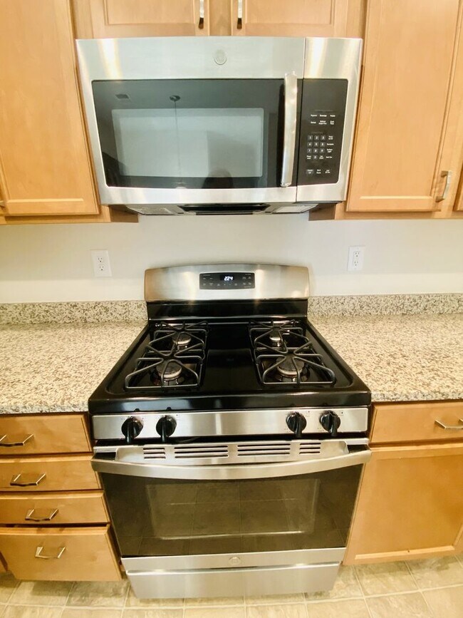 Building Photo - Stylish 3 Bed Townhouse with Granite Countertops and Hardwood Floors in Charlotte!