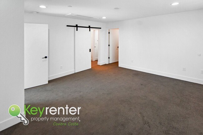 Building Photo - Newer Energy Efficient Luxury Townhouse in...