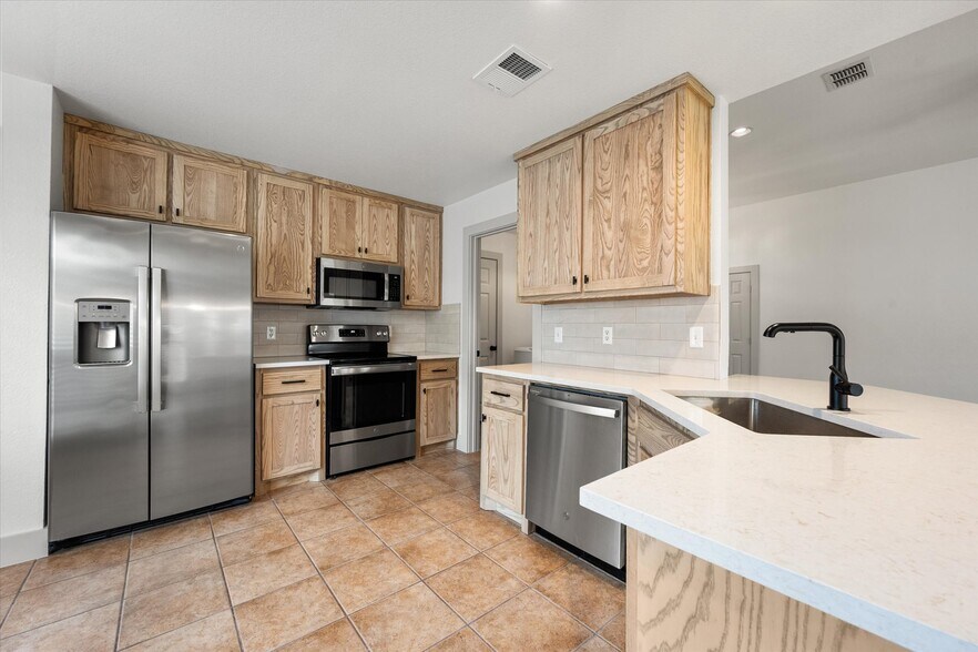 Building Photo - 5021 Bayberry Dr