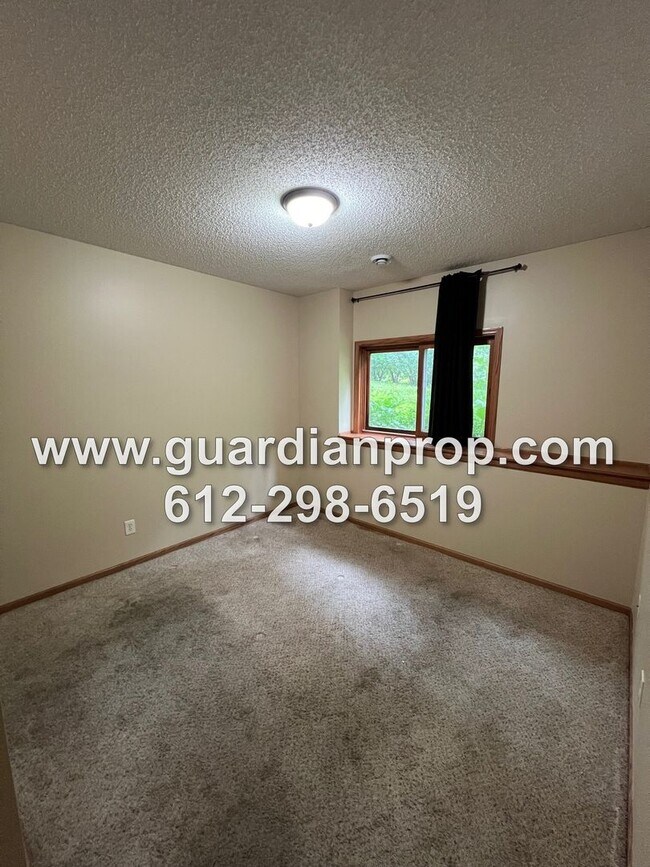 Building Photo - Mahtomedi House Available Now, Open Floor Plan, Master Suite, 2 Fireplaces, Deck