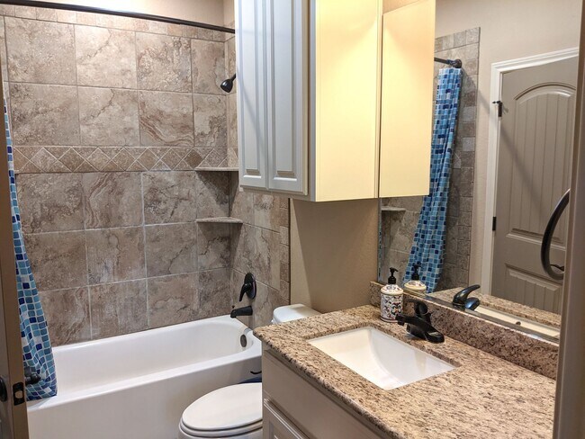 Building Photo - 3 Bed 3 Bath Townhome in Summit Crossing for Fall 2026 Move In!