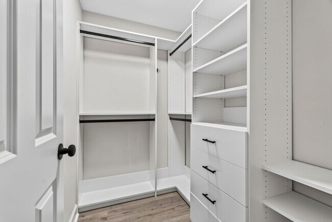 Building Photo - Modern Comfort in the Heart of Johns Island