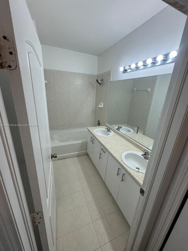 Building Photo - 15071 SW 9th Ln