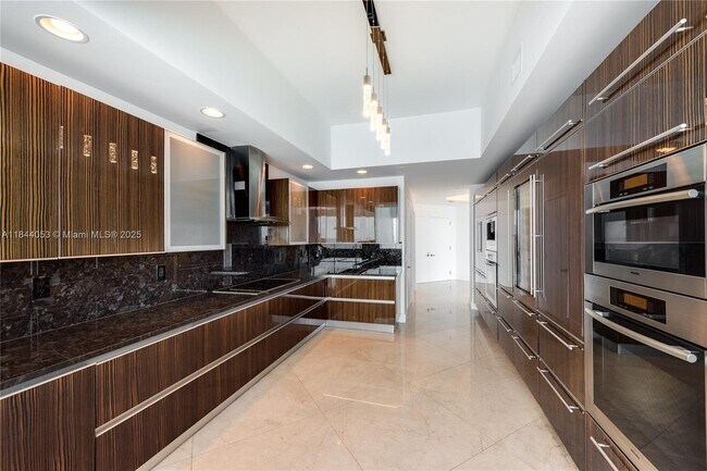 Building Photo - 2711 S Ocean Dr