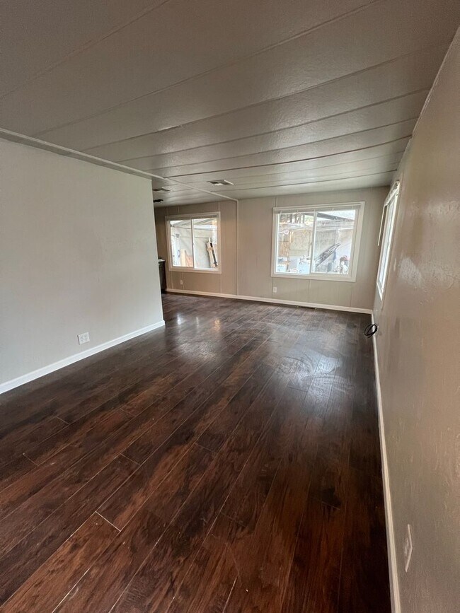 Building Photo - 2 bedroom 1 bathroom with  bonus room located in the Avenues