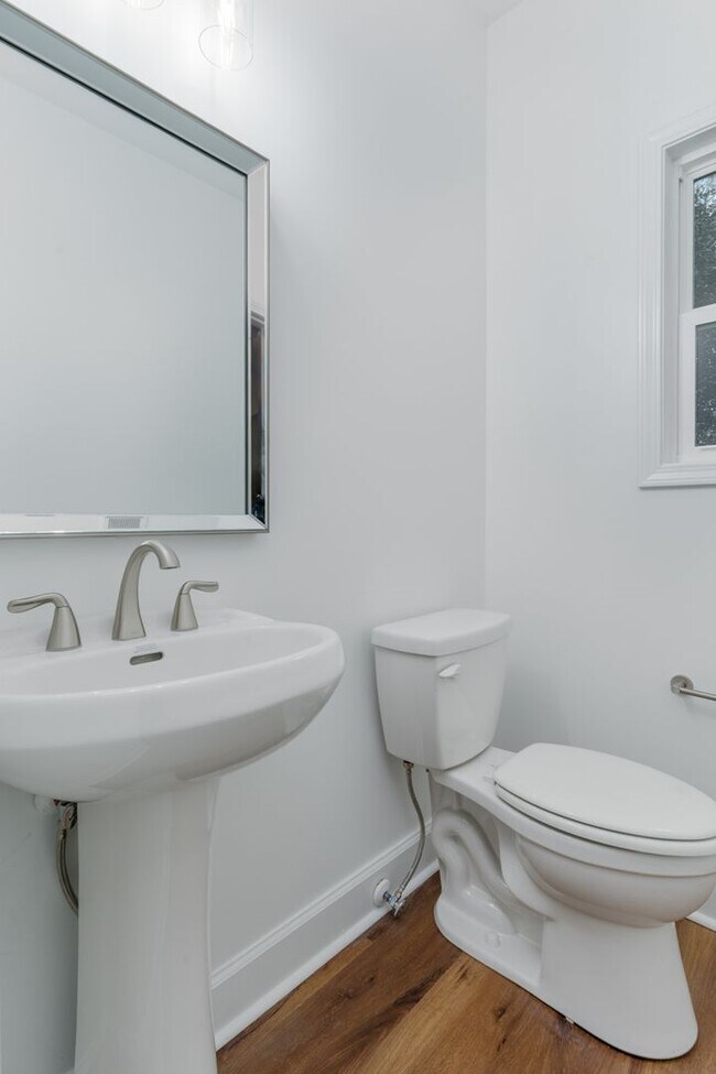 Building Photo - Pre-Leasing for the 26-27 School Year! Unb...