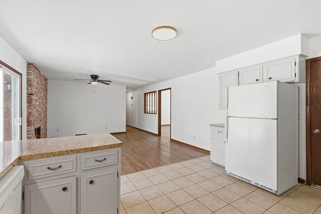 Building Photo - 3 Bedroom | 2 Bathroom | 2 Car Garage | Springfield MO | Fenced Back Yard!