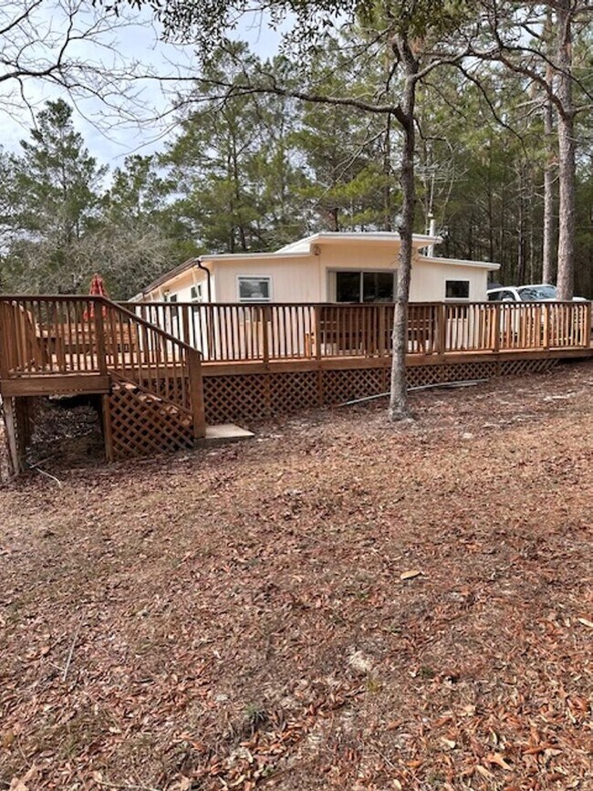 Building Photo - Charming Lakeside Home 4 Bedroom/2 Bath