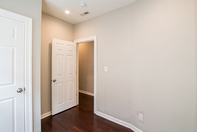 Building Photo - 723 S 56th St