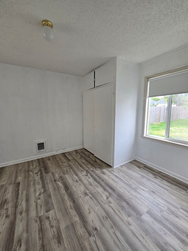 Building Photo - 1818 W 5th St