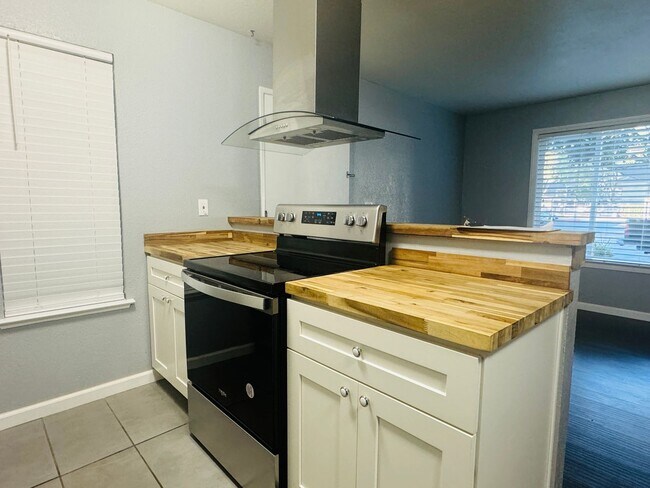 Building Photo - One Bedroom Condo In Fairway West Condominiums