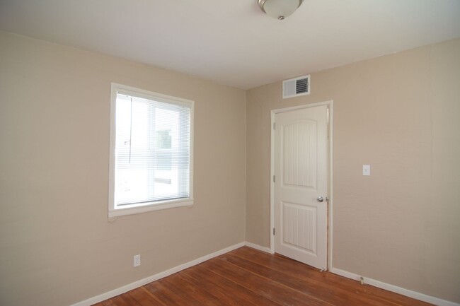 Building Photo - Remodeled 1 Bedroom 1 Bath Home! Great Wes...