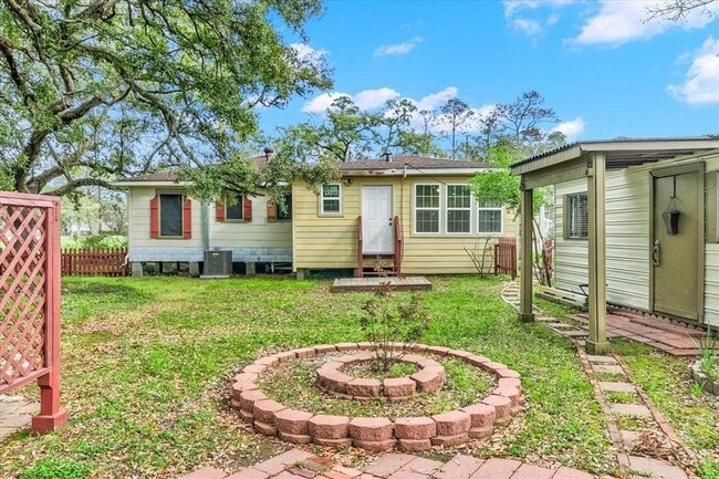 Building Photo - 3702 Travis Dr