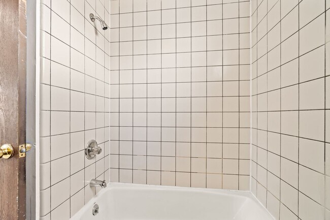 Building Photo - Your New Oakland Oasis: Modern 3-Bed with ...