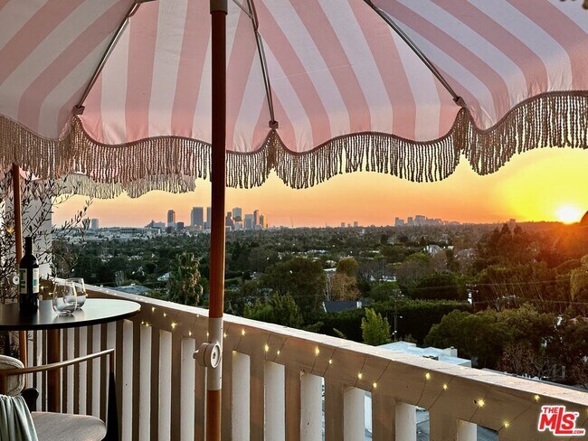 Building Photo - 999 N Doheny Dr