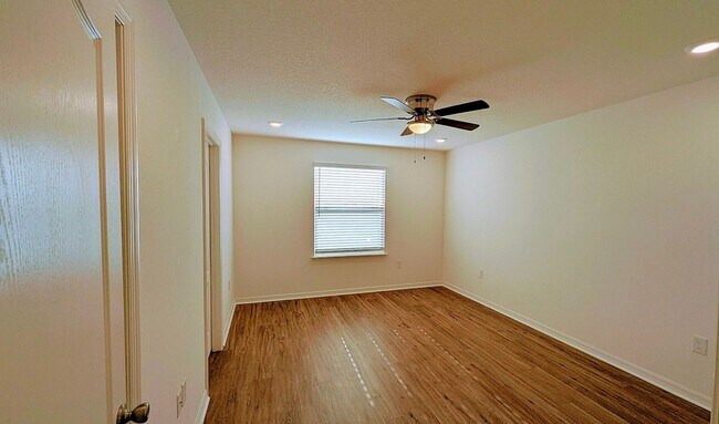 Building Photo - BEAUTIFUL 3-BEDROOM, 3-BATHROOM LUXURY TOW...