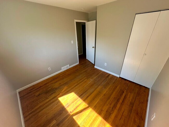 Building Photo - Awesome Eastpointe Ranch with finished basement
