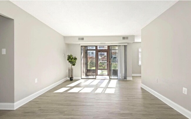 Building Photo - Renovated Herndon Condo