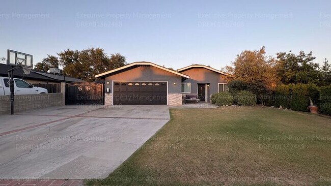 Building Photo - 3 bedroom 2 bathroom home with pool and near shopping centers.