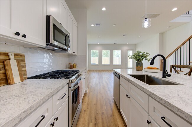 Building Photo - 2710 Noble St