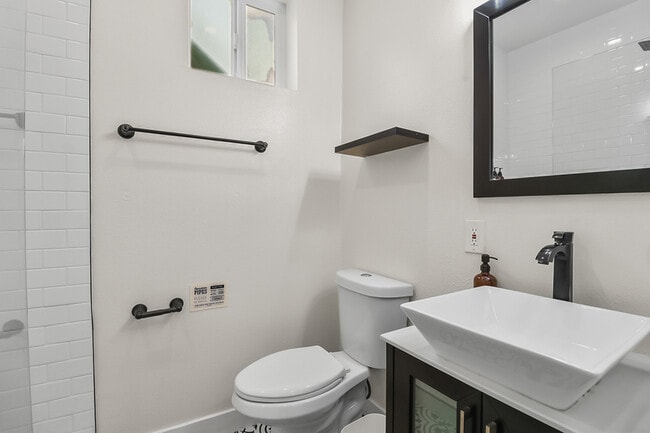 Building Photo - 720 1/2 Queenstown Court - 3
