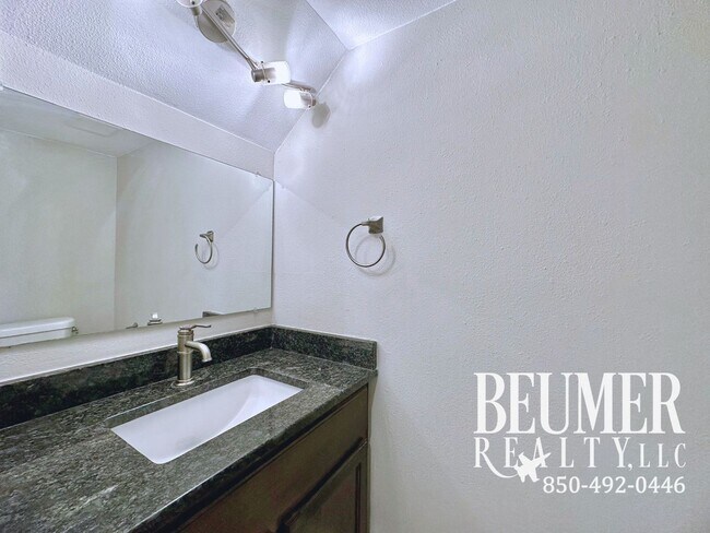 Building Photo - 2br 1.5 ba End Unit Townhome for Rent