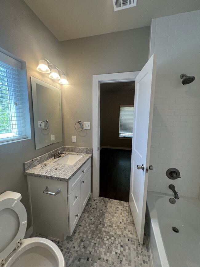 Building Photo - 300 W Dexter Dr