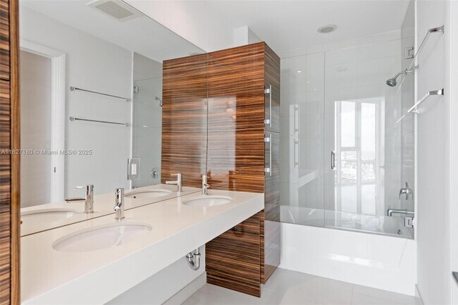 Building Photo - 2020 N Bayshore Dr