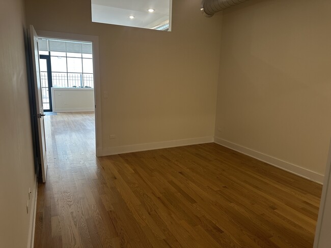 Building Photo - 4405 N Artesian Ave