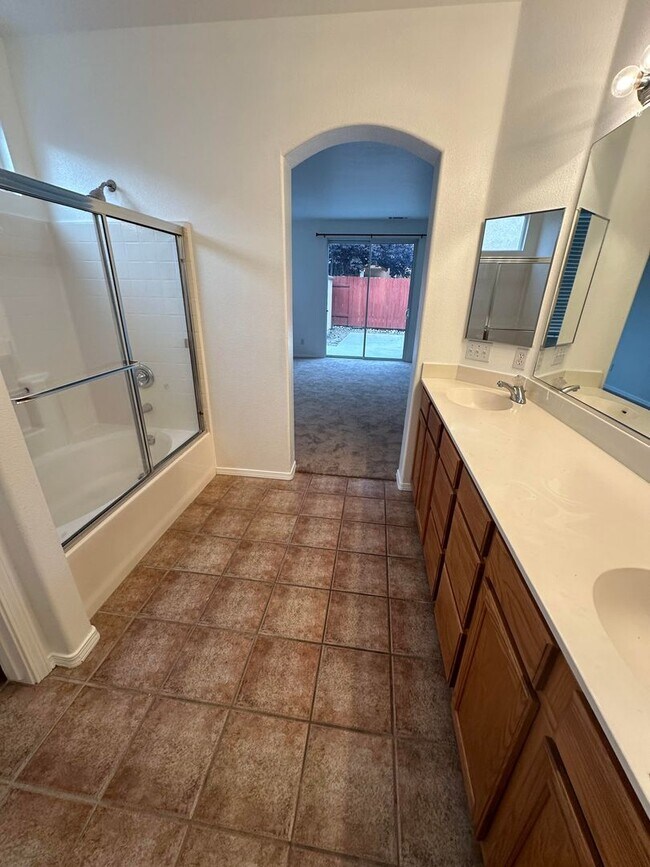Building Photo - Pleasant 4 Bd. 2.5 Ba. River Oaks Home loc...