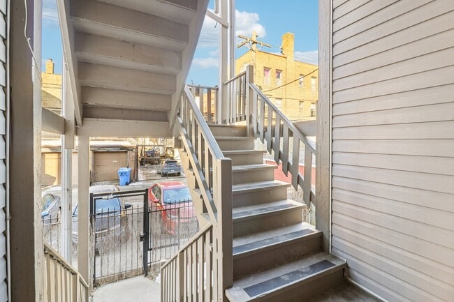 Building Photo - 7622 N Greenview Ave