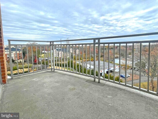 Building Photo - 11800 Sunset Hills Rd