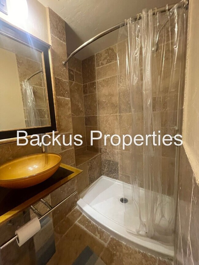 Building Photo - Wonderful partially furnished upper Seaside unit