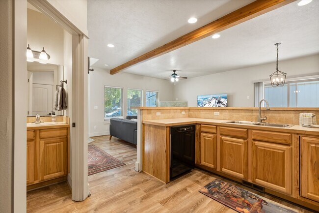 Building Photo - Charming, Furnished 3 bedroom Home w/ Garage