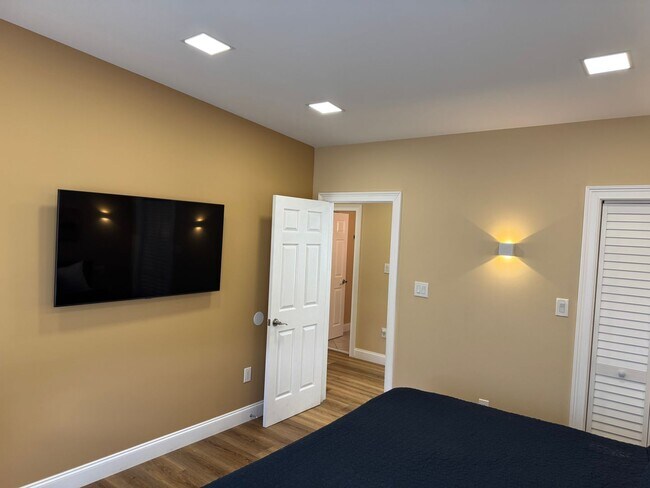 Building Photo - FIRST MONTH OF RENT FREE!!!!!!