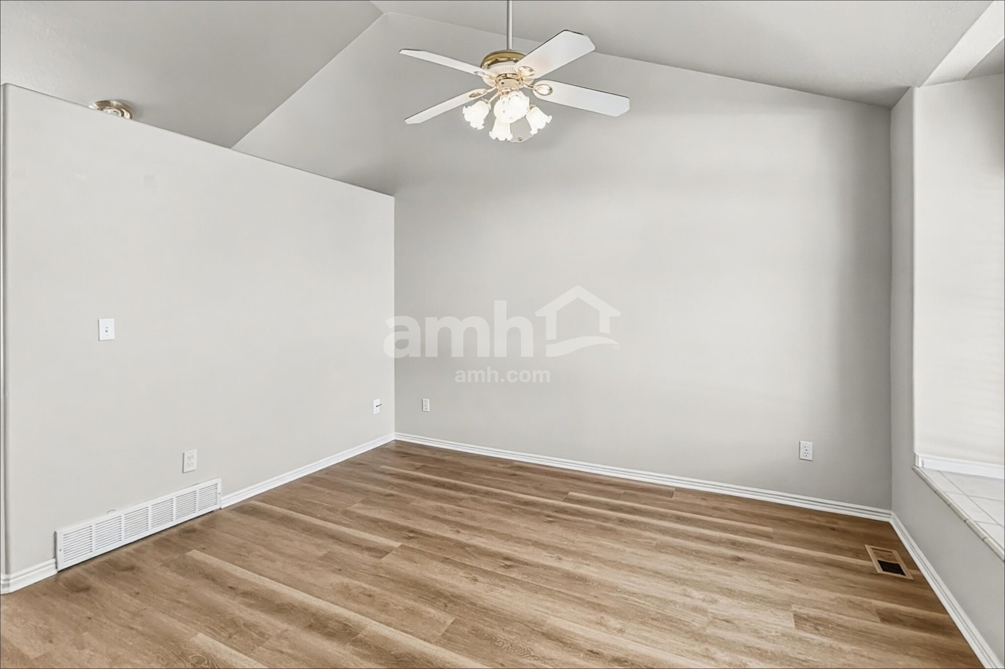 Building Photo - 1384 Fowler Ave