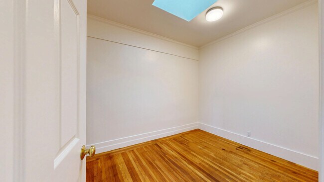 Building Photo - 216 4th Ave