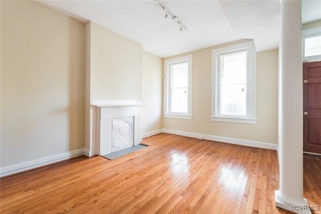 Building Photo - 623 St James St