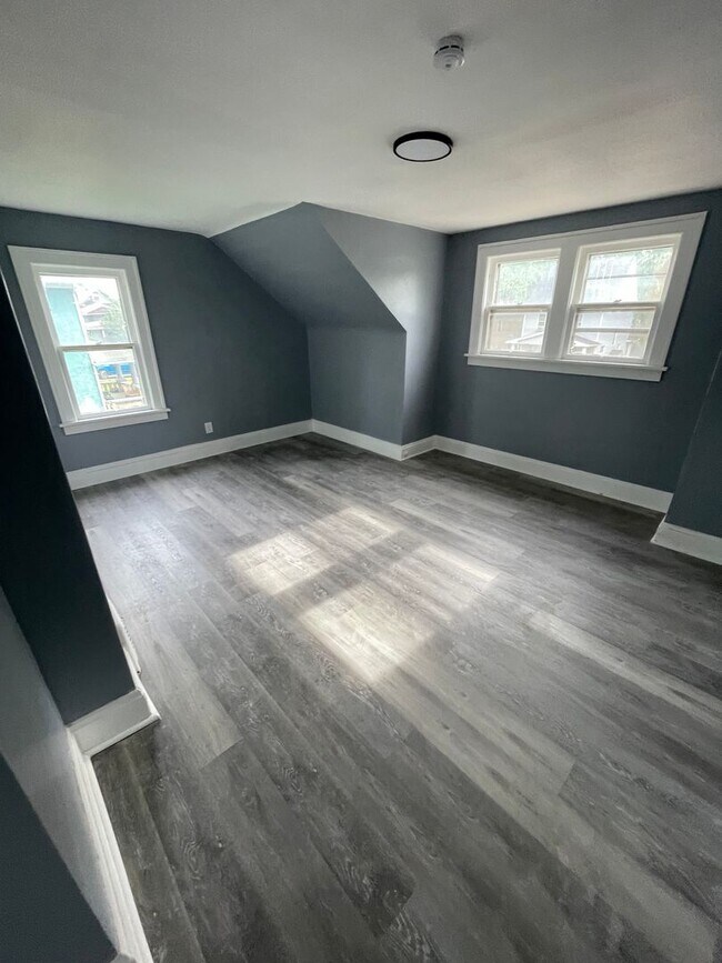 Building Photo - Section 8 Accepted! 3br 2-Story House