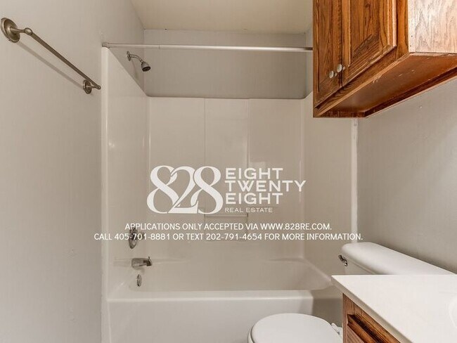 Building Photo - Lovely 3 Bed/2 Bath/2 Car Garage Single Fa...