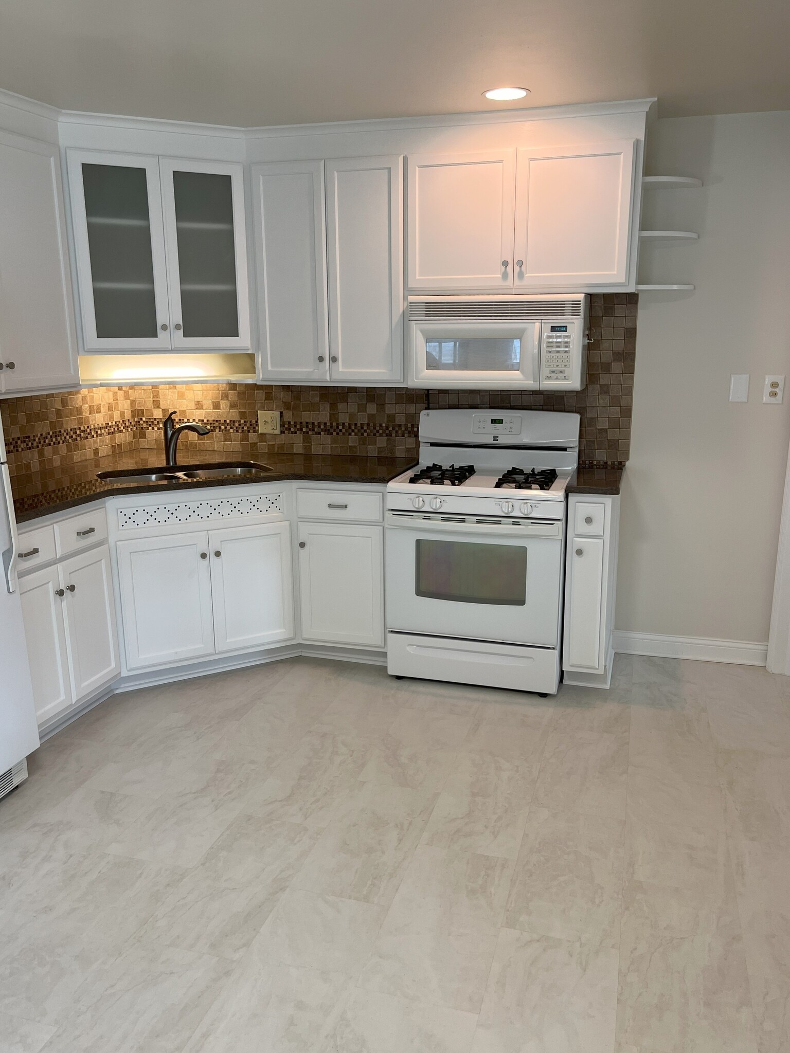 Kitchen - 632 N Superior St
