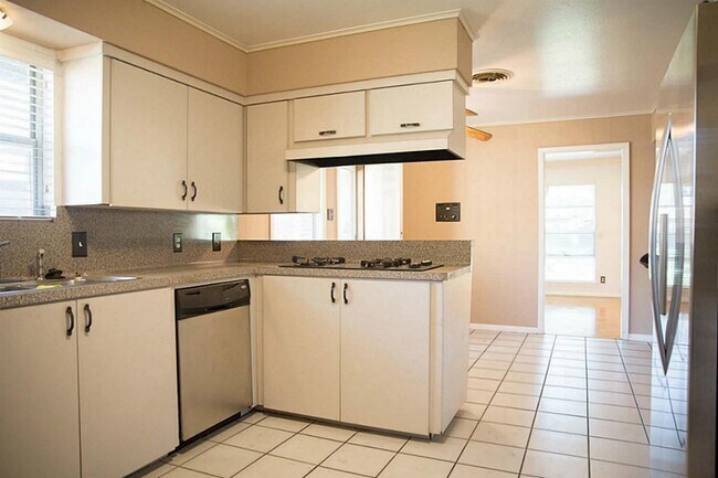 Building Photo - 4031 Martinshire Dr