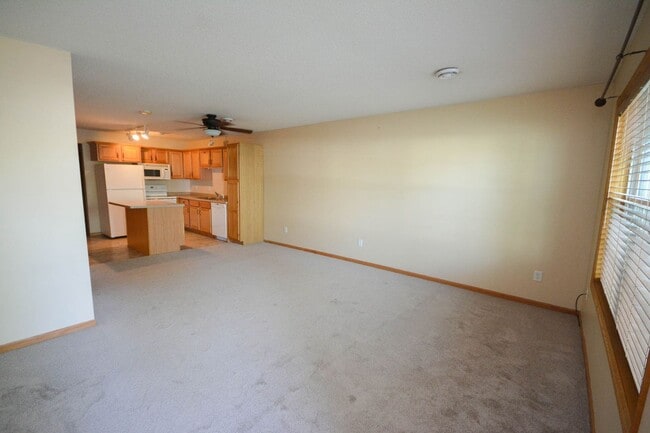 Building Photo - 2-story townhome in fantastic location!