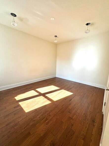 Building Photo - 1145 W Lunt Ave