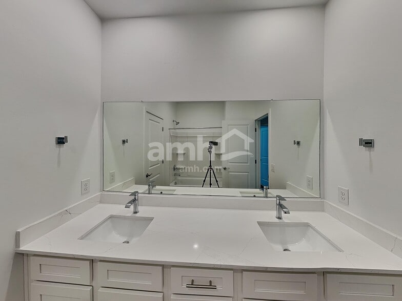 Building Photo - 13061 N Serenity Vly Dr