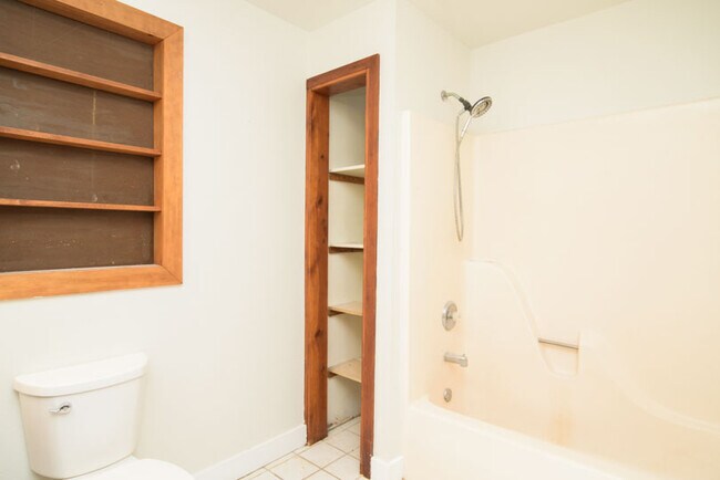 Building Photo - 2320 Southridge Dr