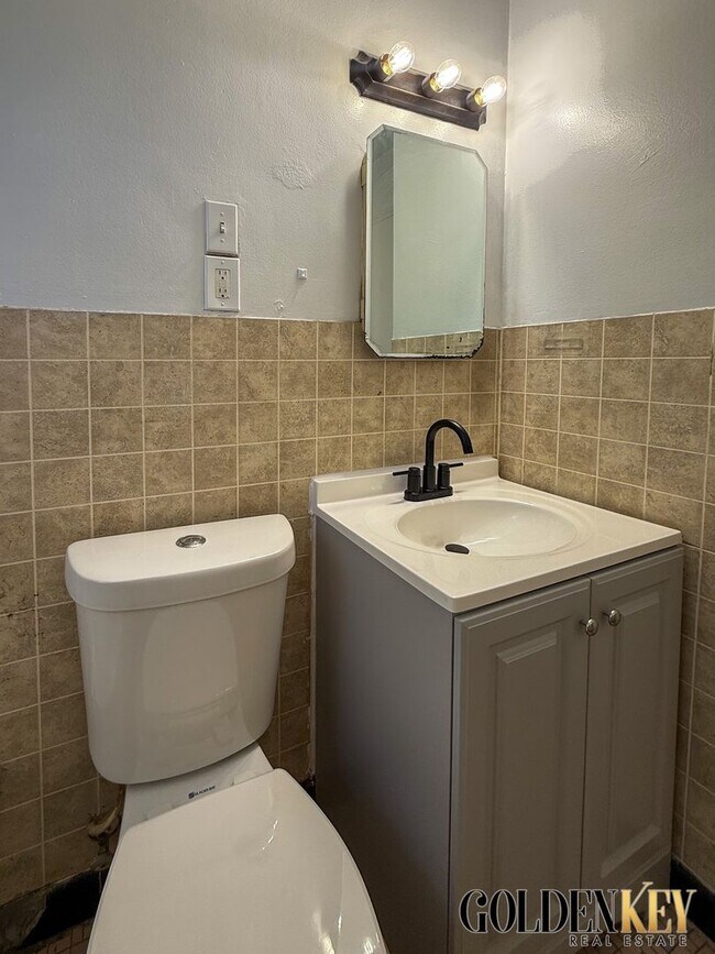 Building Photo - 3 Bed 1 Bath Lincoln Park Home