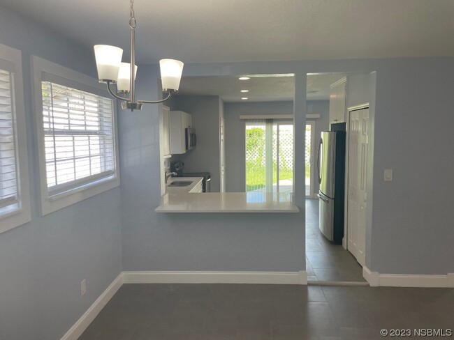 Building Photo - 255 Oak Ln