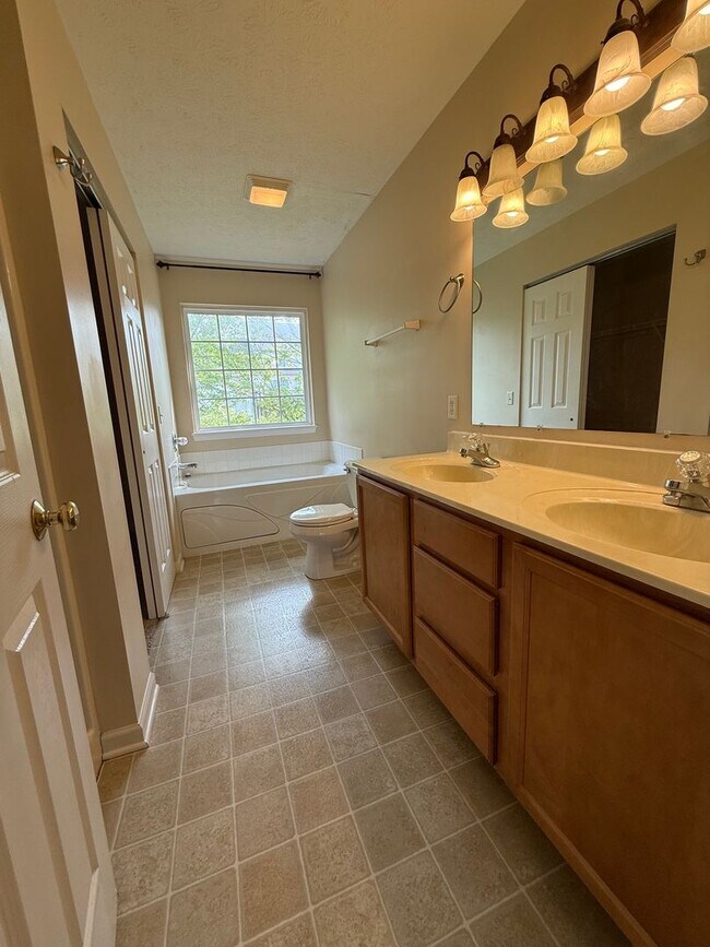 Building Photo - Spacious 4 Bed, 2.5 Bath Home in Woodgate