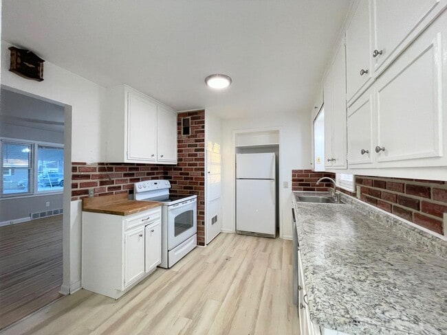 Building Photo - 1019 College Ln